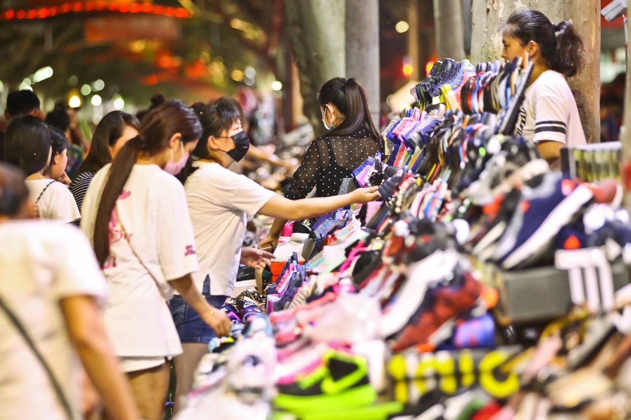 擺地?cái)? width=